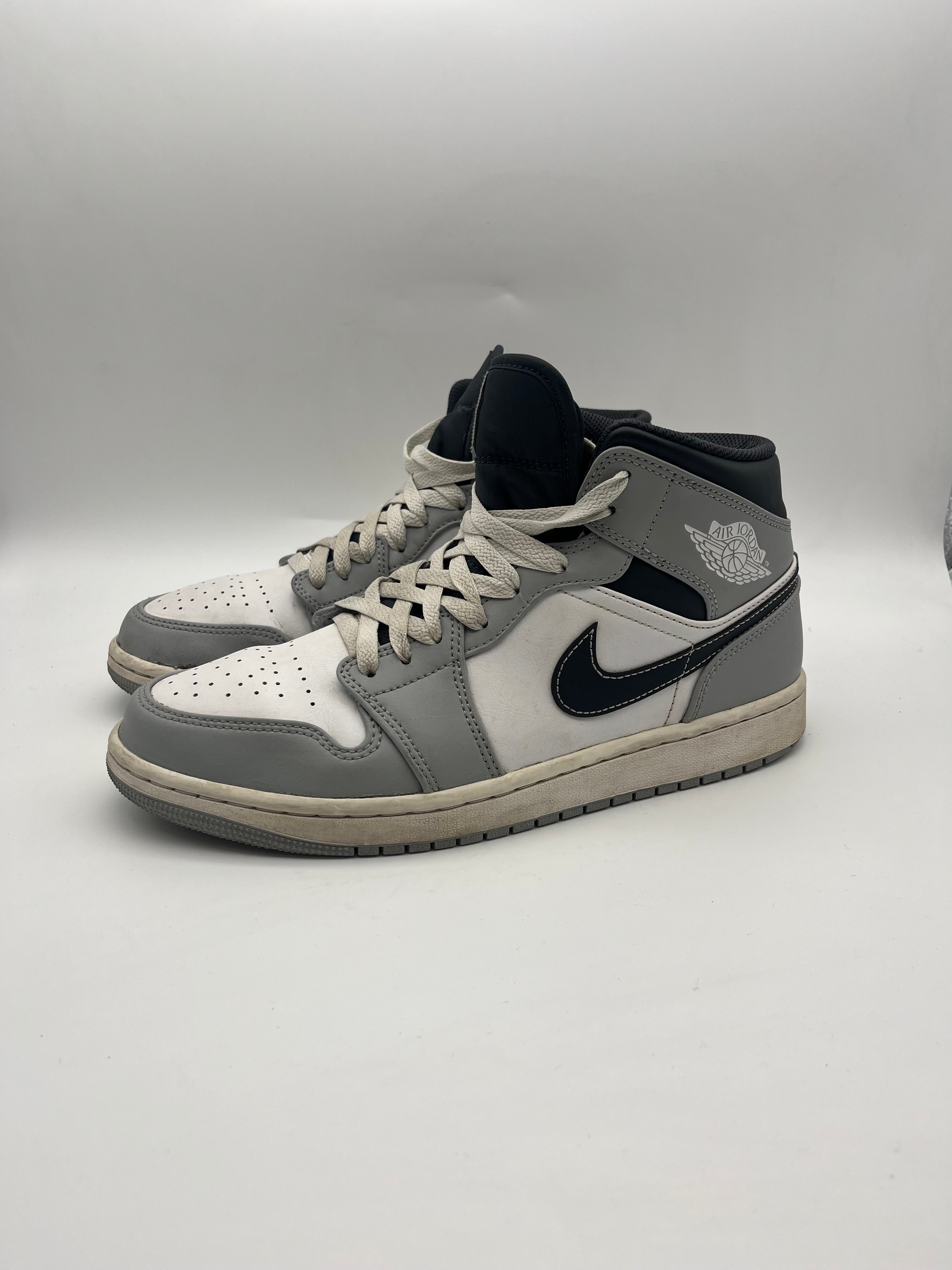 Használt - Jordan 1 Mid Light Smoke Grey (43)
