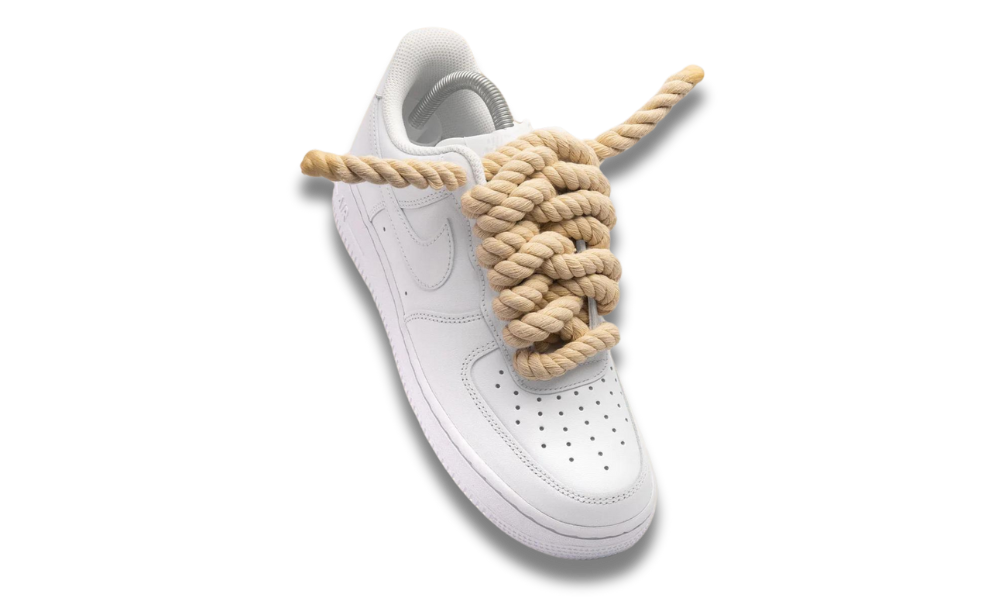 Fehér Nike Air Force 1 cipő bézs színű, vastag kötélfűzővel.