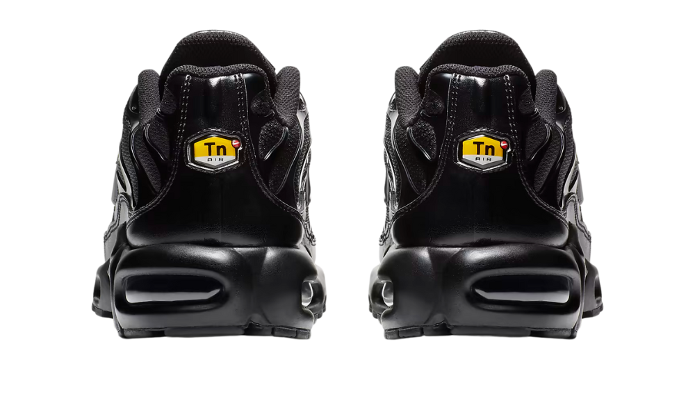 Nike Air Max Plus Triple Black cipők hátulnézetben.