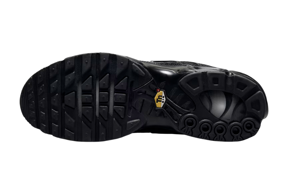 A Nike Air Max Plus Triple Black cipő fekete talpa.