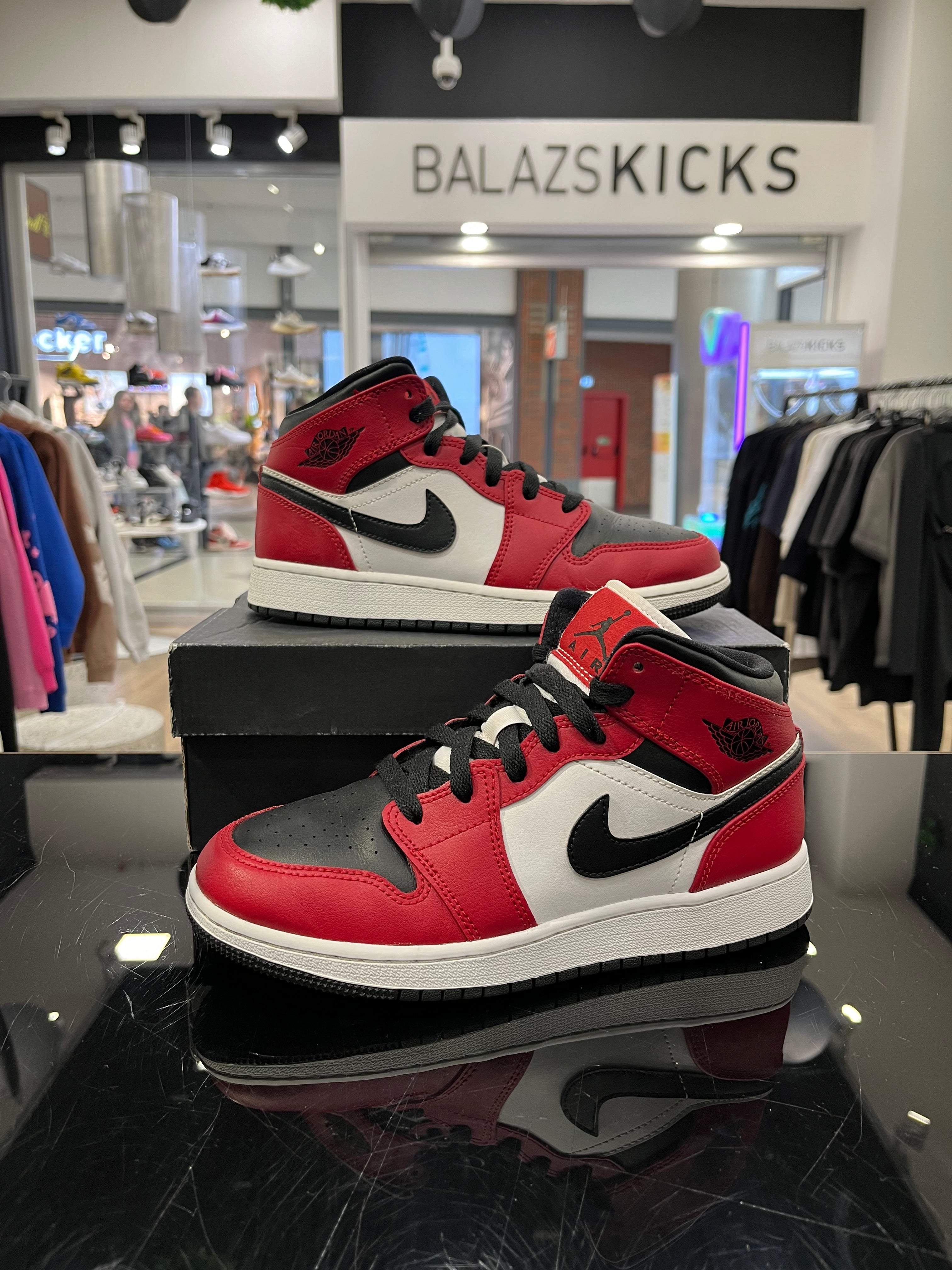 HASZNÁLT - Jordan 1 Mid Black Toe (38.5)