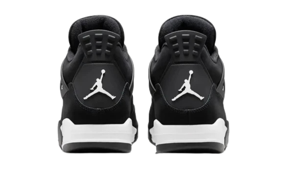 Fekete Jordan 4 Retro tornacipő fehér Jumpman logóval.