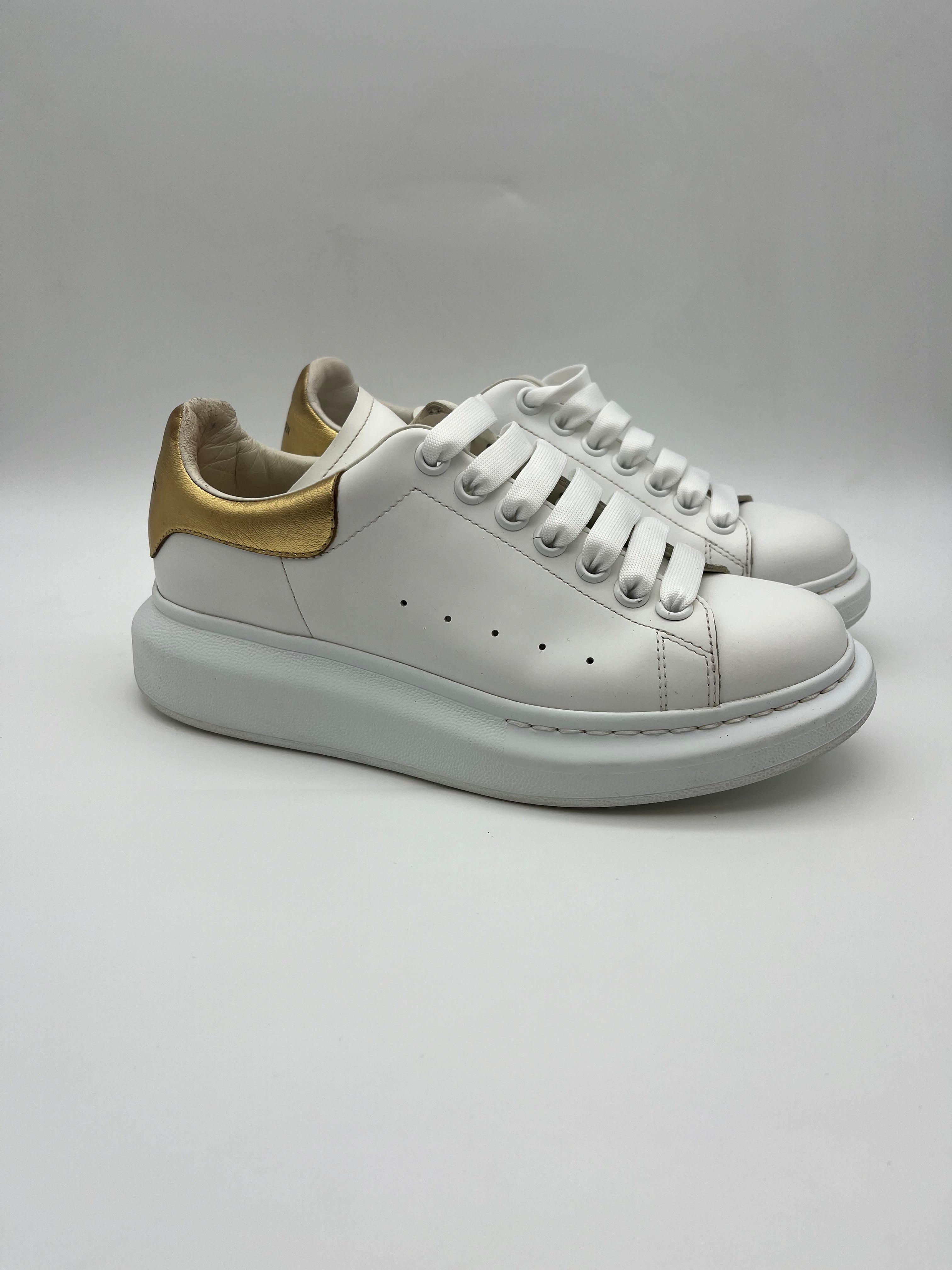 Használt - Alexander McQueen Gold Heel (38)