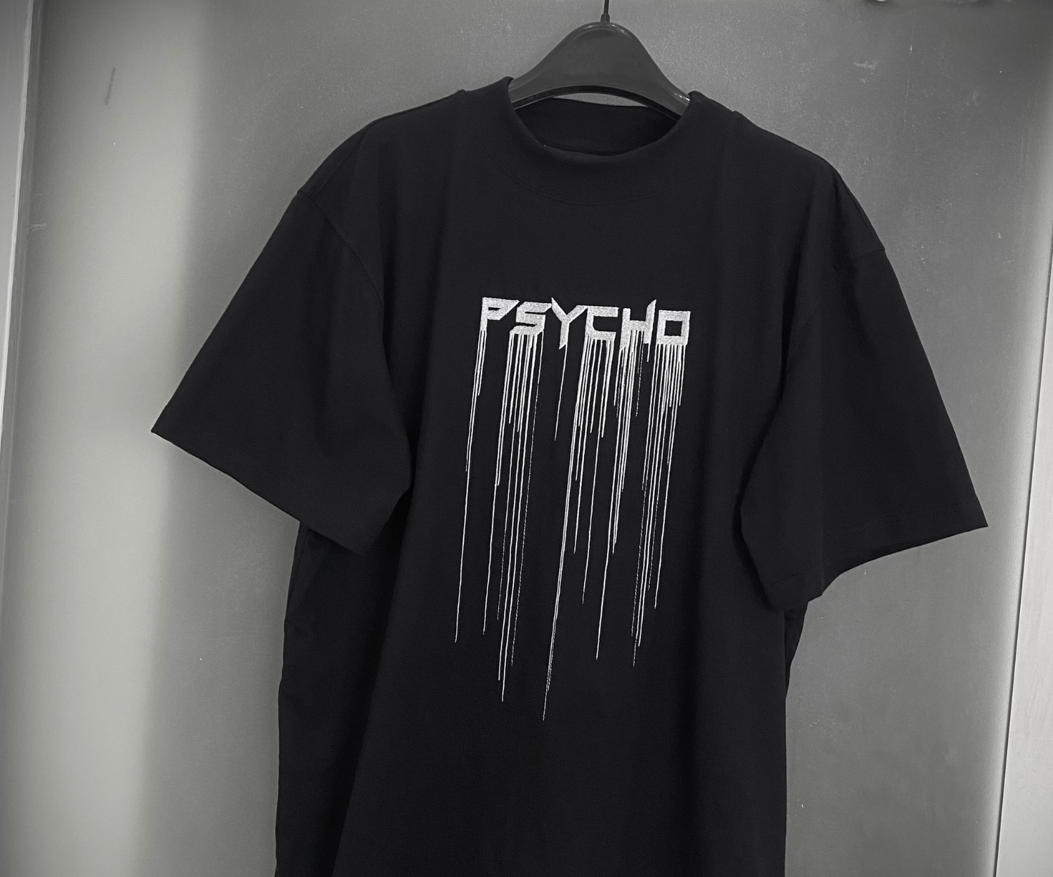 Tricou Drip negru cu broderie argintie Psycho Budapesta pe față