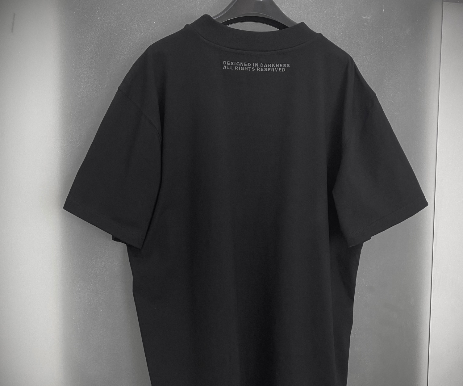 Tricou Drip negru cu broderie argintie Psycho Budapesta pe față