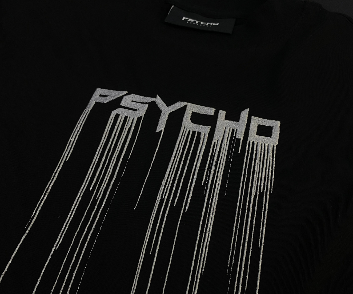 Tricou Drip negru cu broderie argintie Psycho Budapesta pe față