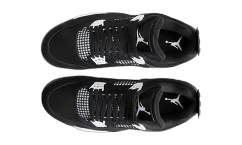 Fekete Jordan 4 Retro White Thunder gyerekcipő fehér Jumpman logóval.