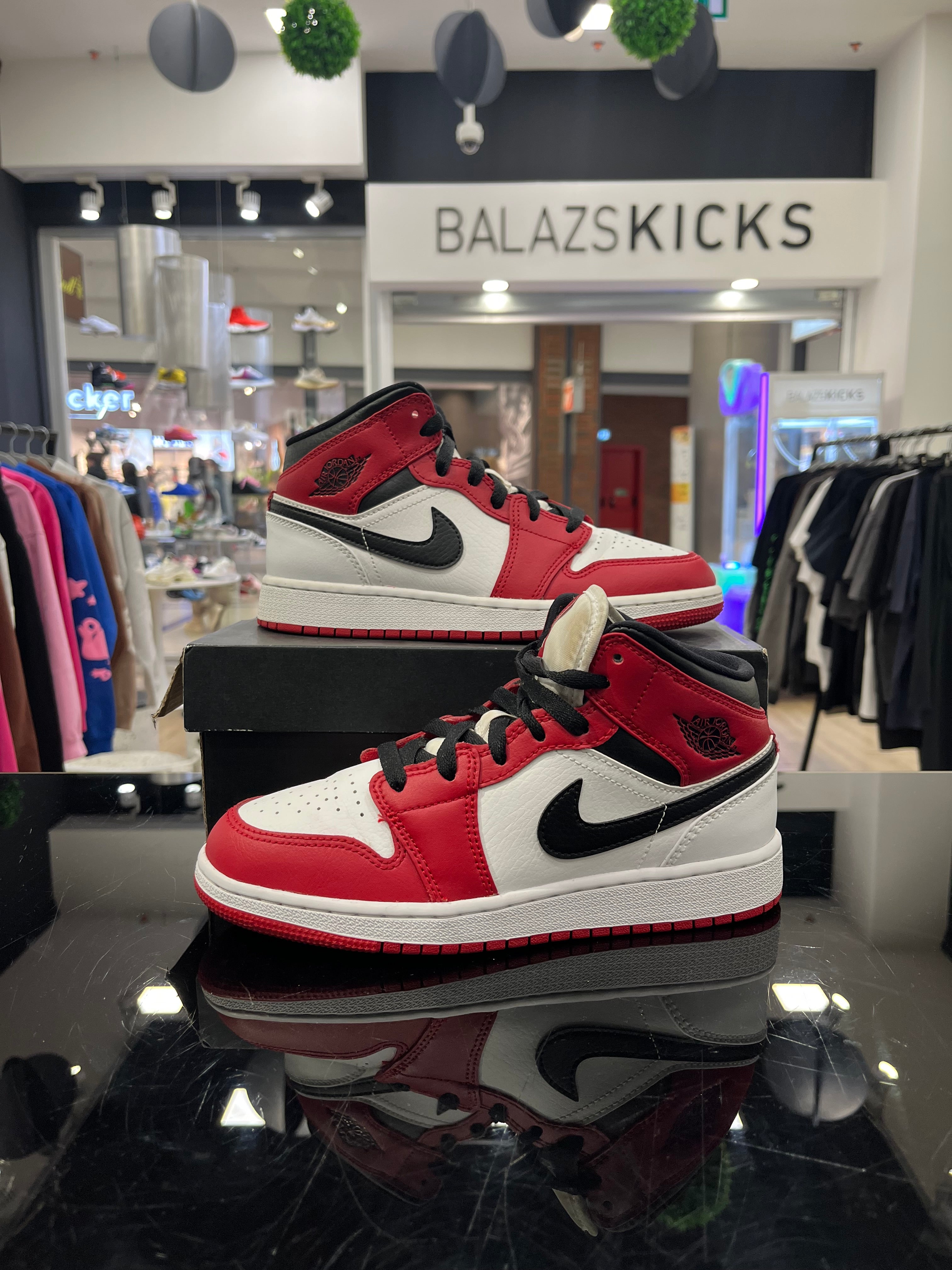 HASZNÁLT - Jordan 1 Mid Chicago 2020 (36.5)