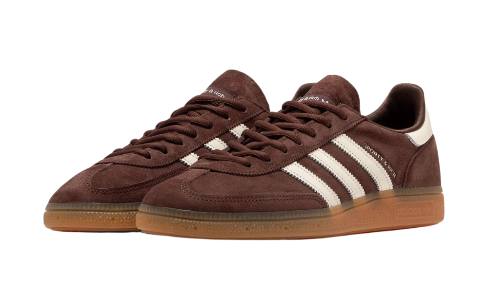 Barna Adidas Handball Spezial cipő Sporty & Rich márkajelzéssel.