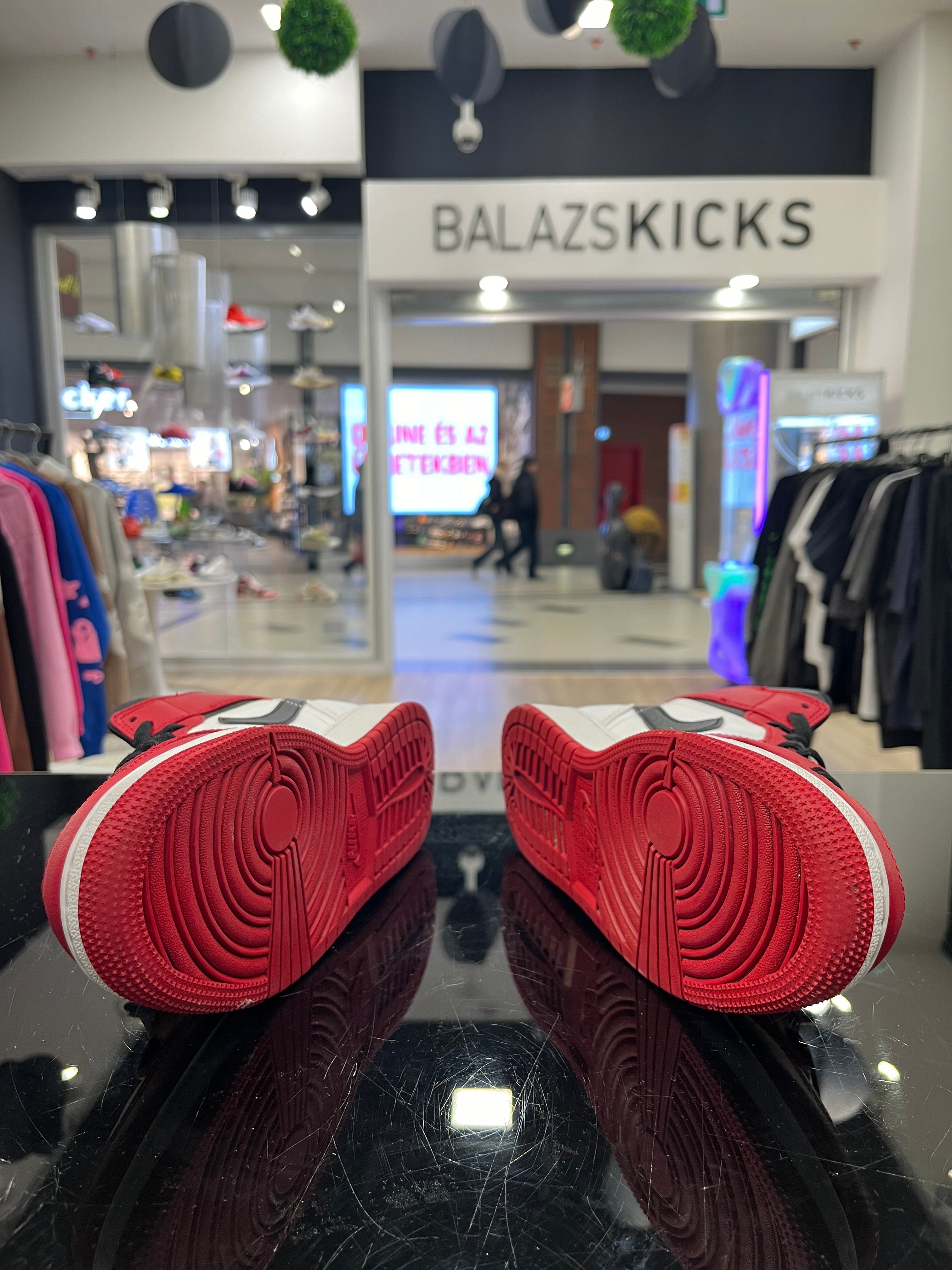 HASZNÁLT - Jordan 1 Mid Chicago 2020 (38)