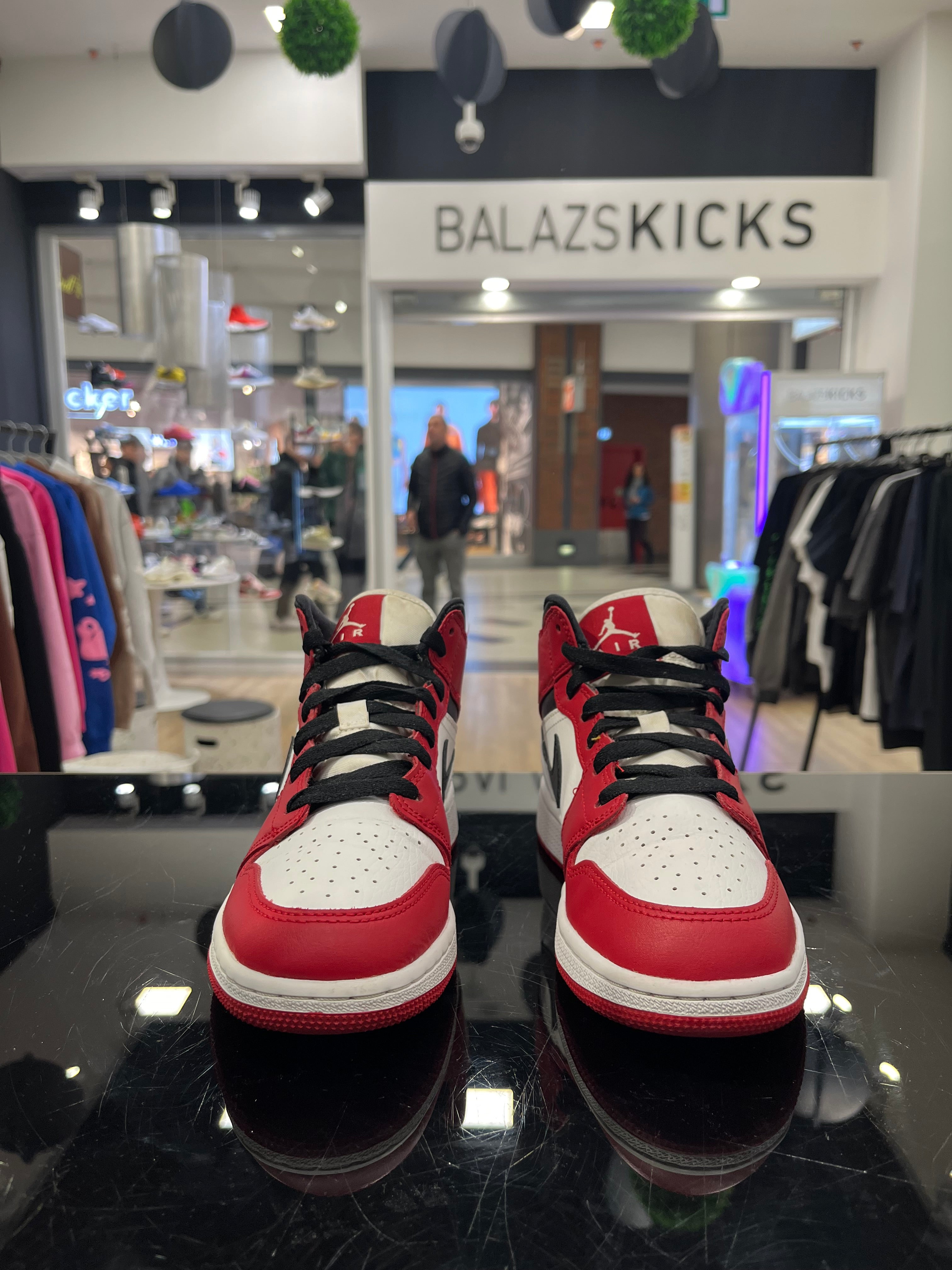 HASZNÁLT - Jordan 1 Mid Chicago 2020 (36.5)