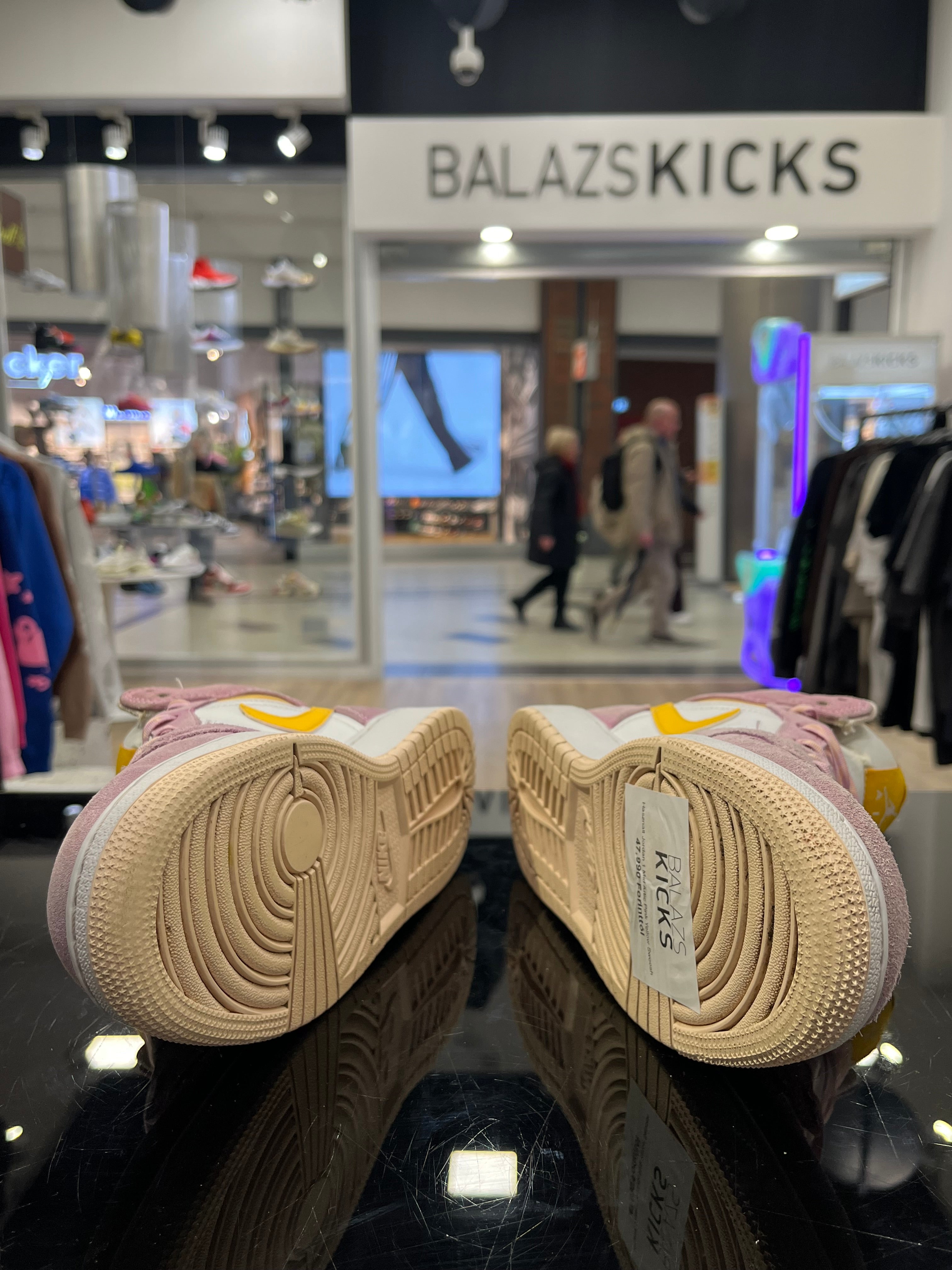 HASZNÁLT - Jordan 1 Mid Artic Pink Yellow Swoosh (38)
