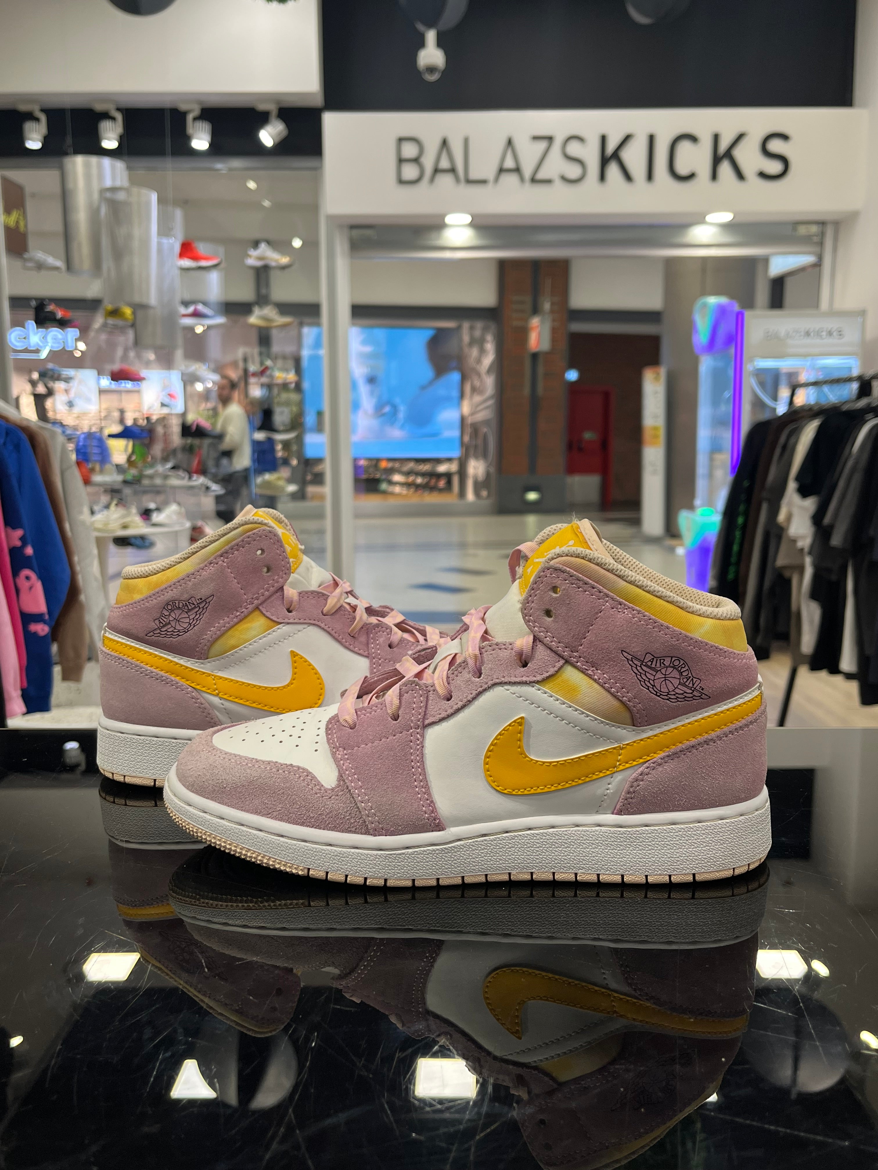 HASZNÁLT - Jordan 1 Mid Artic Pink Yellow Swoosh (38)