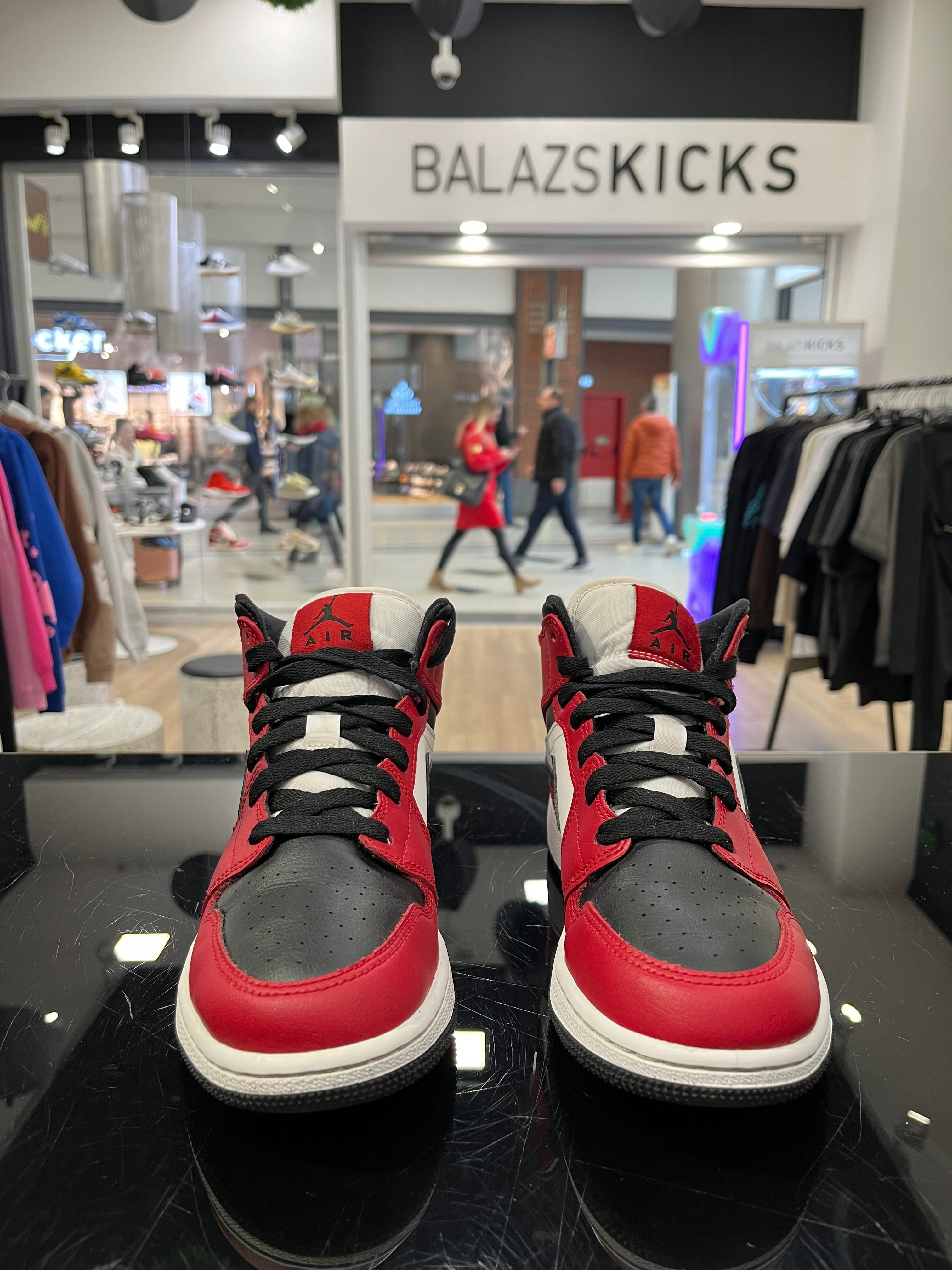 HASZNÁLT - Jordan 1 Mid Black Toe