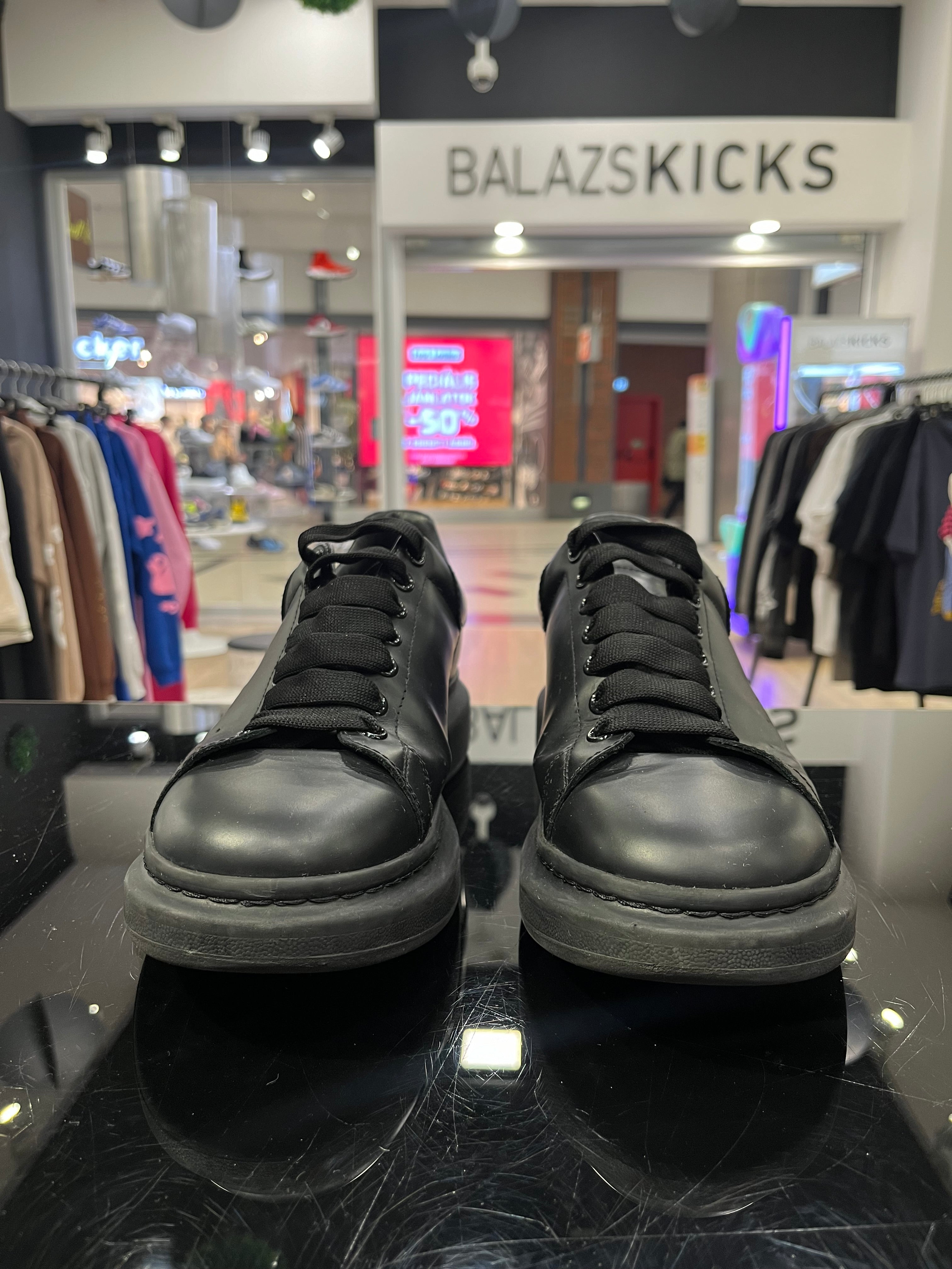 HASZNÁLT - McQueen Triple Black (43)