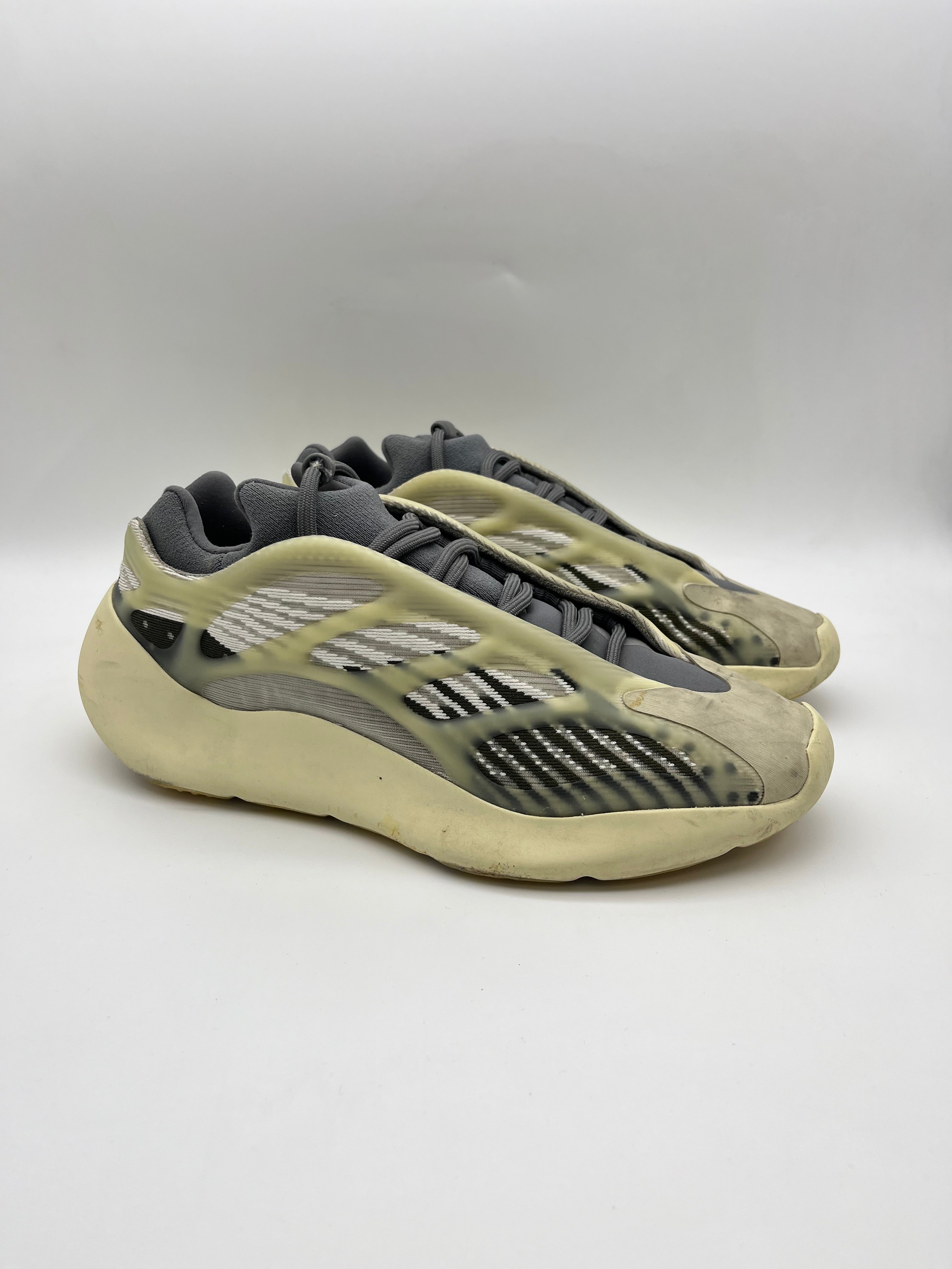 Használt - Yeezy 700 V3 Salt Fade (42 2/3)