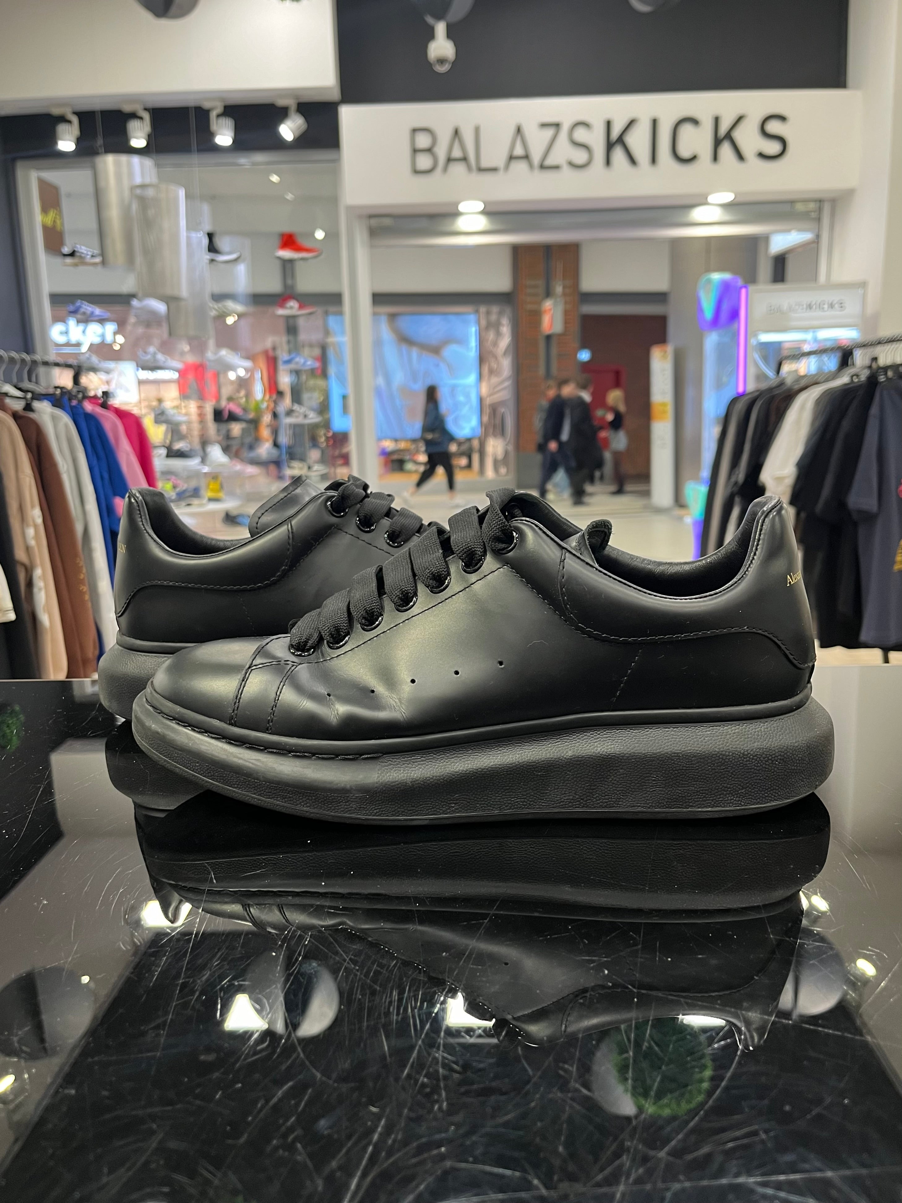 HASZNÁLT - McQueen Triple Black (43)