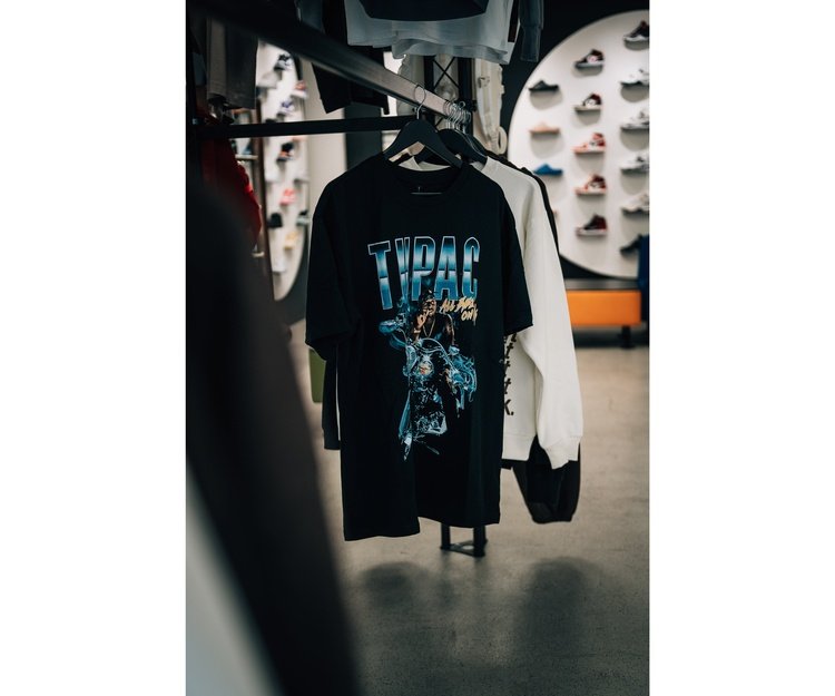 All Eyez On Me Anniversary Oversize Tee Black