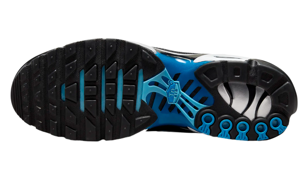 A Nike Air Max Plus cipő talpa fekete, kék és ezüst színű.