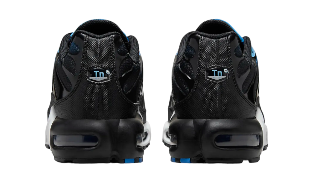 Nike Air Max Plus cipők fekete, kék és fehér színben.