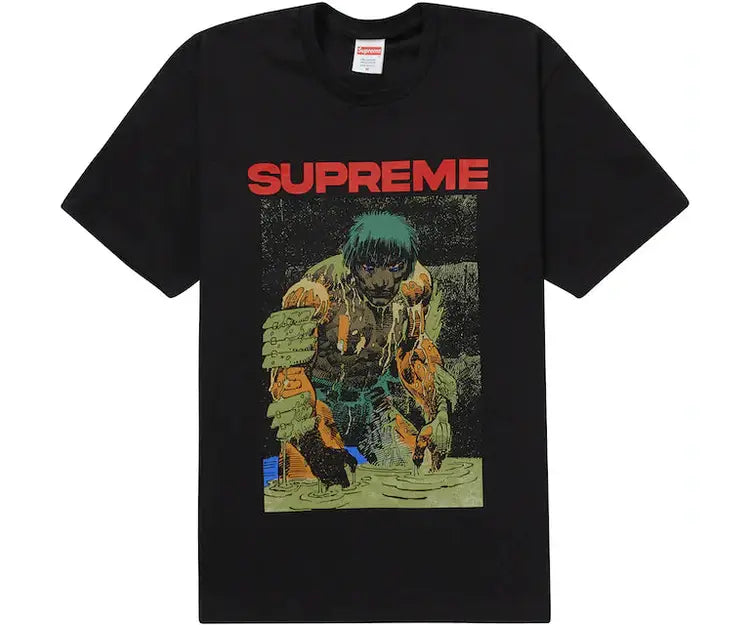 Fekete Supreme póló piros Supreme logóval és egy képregény stílusú grafikával.