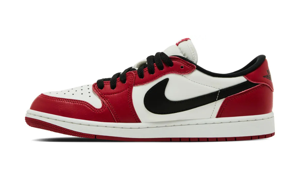 Jordan 1 Retro Low OG Chicago (2025) sneaker piros, fehér és fekete bőrrel.