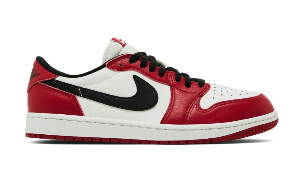 Jordan 1 Retro Low OG Chicago (2025) sneaker piros, fehér és fekete bőrrel.