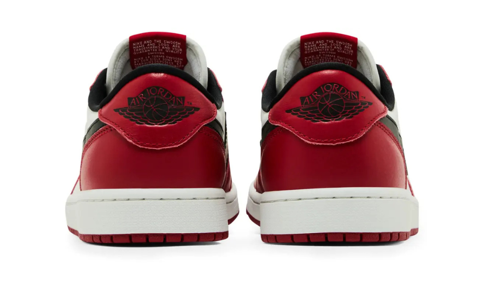 Jordan 1 Retro Low OG Chicago cipő piros, fehér és fekete bőrrel.