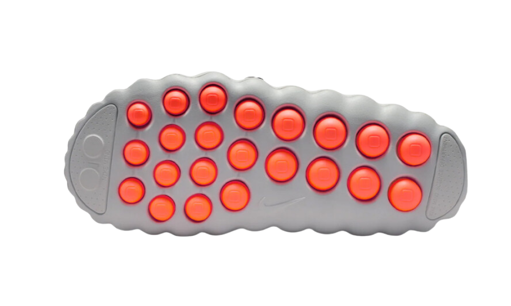 A szürke Nike Mind 001 papucs narancssárga gombos talppal.