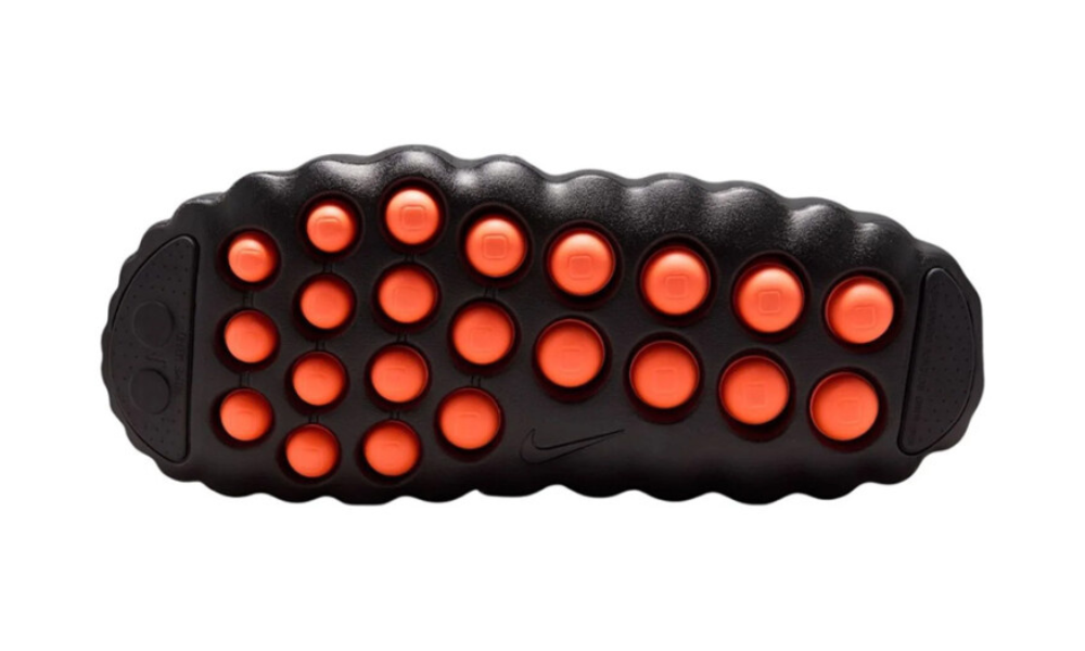 A Nike Mind 001 Slide fekete talpa narancssárga gombokkal.