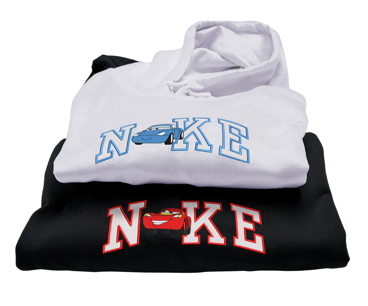 Két pulóver, egy fehér kék autóval és egy fekete piros autóval.