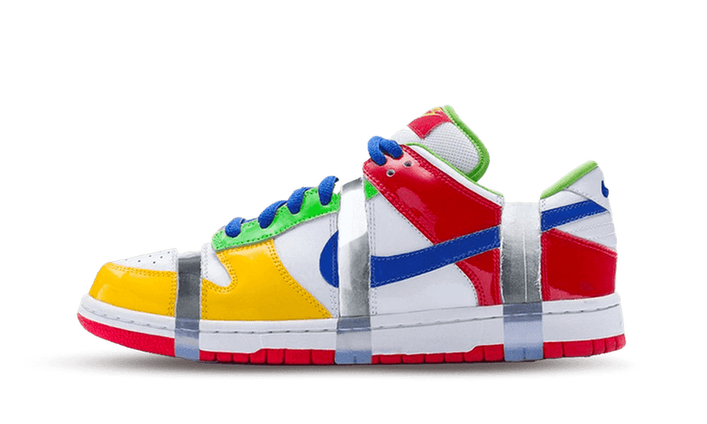 Nike Dunk Low x Ebay tornacipő piros, zöld, kék és sárga színű feliratokkal.
