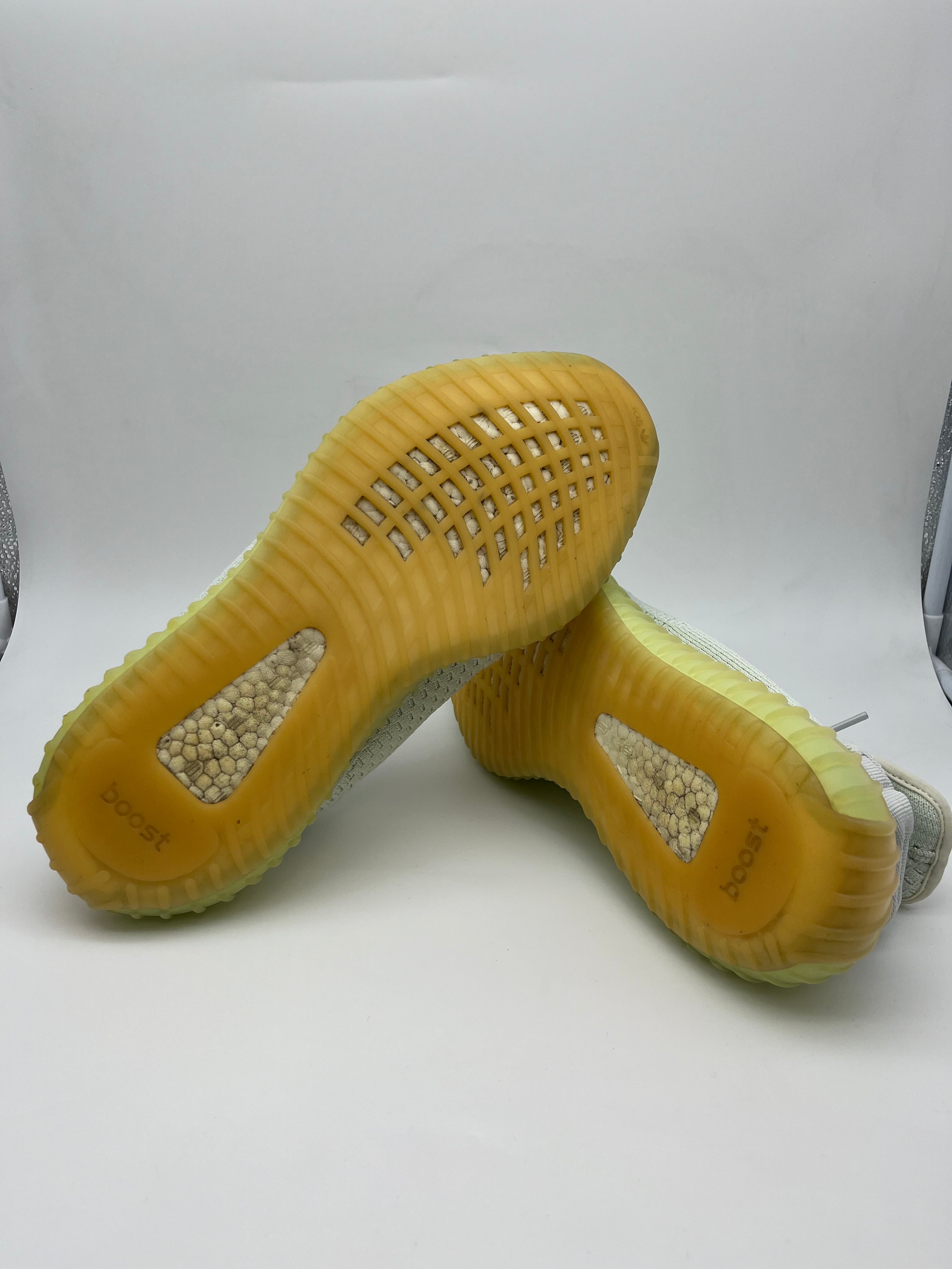 Használt - Yeezy 350 V2 Hyper Space (46 2/3)