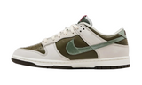 Nike Dunk Low 'Year of the Snake' cipő olívazöld és törtfehér színben.