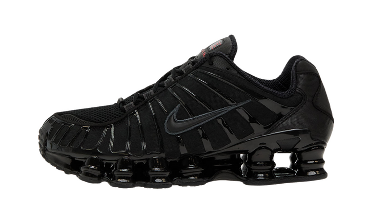 Nike Shox TL fekete sneaker fényes és matt részletekkel.