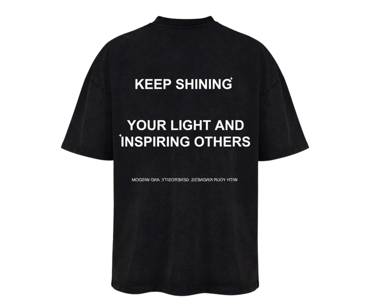 Fekete póló "KEEP SHINING YOUR LIGHT AND INSPIRING OTHERS" felirattal.