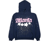 Sötétkék Sp5der Atlanta kapucnis pulóver, elöl "Atlanta" felirattal és pókháló mintával.