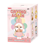 Pop Mart CryBaby Crying Again sorozat vinyl arcú plüss figura, rózsaszín nyuszi jelmezben.