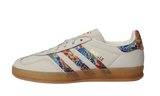 Adidas Gazelle Indoor cipő virágos csíkokkal és hímzéssel.