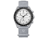 Swatch x Omega Moonswatch óra szürke tokkal, fehér számlappal és szürke szíjjal.