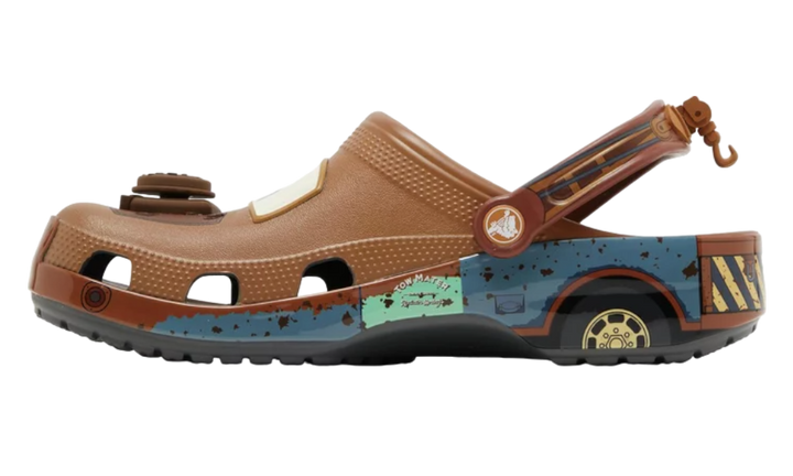 Crocs x Cars 'Mater' papucs, amely Mater karakterét mintázza.