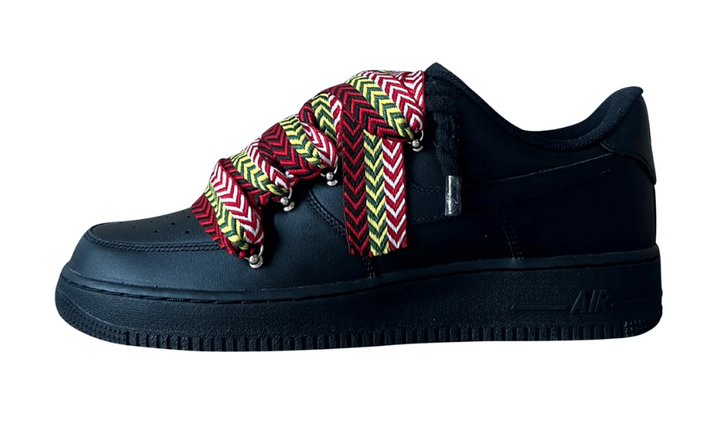 Fekete Nike Air Force 1 cipő piros, sárga és fehér zsinórral.
