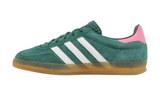 Zöld adidas Gazelle Indoor cipő fehér csíkokkal és rózsaszín sarokrésszel.