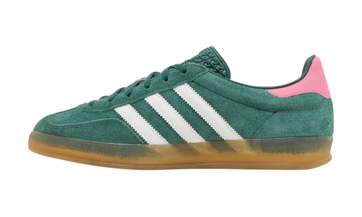 Zöld adidas Gazelle Indoor cipő fehér csíkokkal és rózsaszín sarokrésszel.