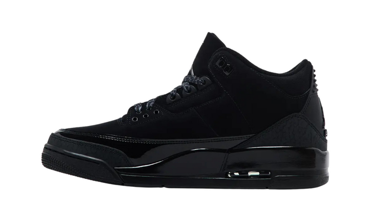 Fekete Jordan 3 Retro cipő fekete nubukból és lakkbőrből.