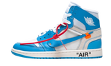 Air Jordan 1 Retro High Off-White UNC cipő fehér, kék és piros részletekkel.