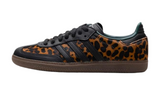 Fekete bőr adidas Samba OG cipő zöld leopárd mintával.
