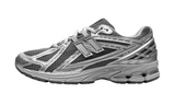 New Balance 1906R futócipő sötétszürke hálós felsőrésszel és ezüst részletekkel.