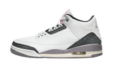 Jordan 3 Retro Cement Grey cipő fehér bőrrel és elefántbőr mintával.