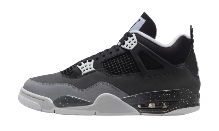 Jordan 4 Retro Fear cipő fekete és szürke színben, fehér díszítéssel.